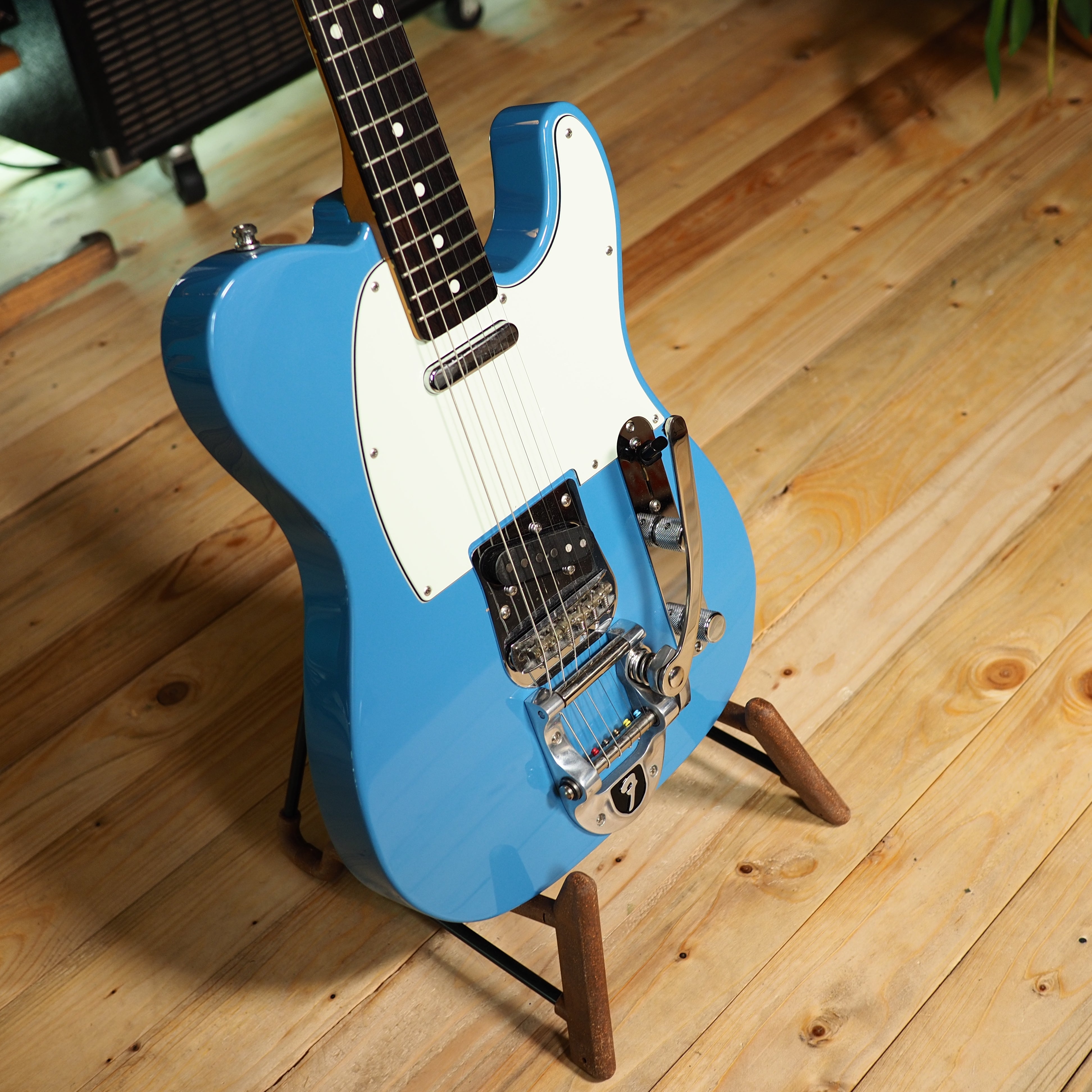 Fender Japan FSR Traditional 60s Telecaster mit Bigsby in Candy Blue