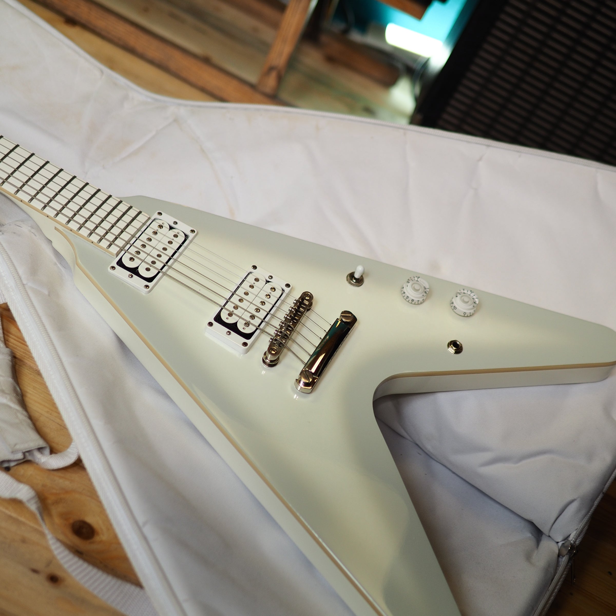 Epiphone Brendon Small Signature Snow Falcon Flying V