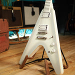 Lade das Bild in den Galerie-Viewer, Epiphone Brendon Small Signature Snow Falcon Flying V
