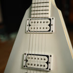 Lade das Bild in den Galerie-Viewer, Epiphone Brendon Small Signature Snow Falcon Flying V
