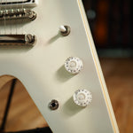 Lade das Bild in den Galerie-Viewer, Epiphone Brendon Small Signature Snow Falcon Flying V
