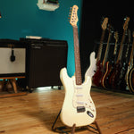 Lade das Bild in den Galerie-Viewer, Stagg ST-Style Stratocaster Olympic White
