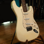 Lade das Bild in den Galerie-Viewer, Stagg ST-Style Stratocaster Olympic White
