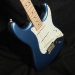 Lade das Bild in den Galerie-Viewer, Fender American Performer Stratocaster in Lake Placid Blue - wurst.guitars
